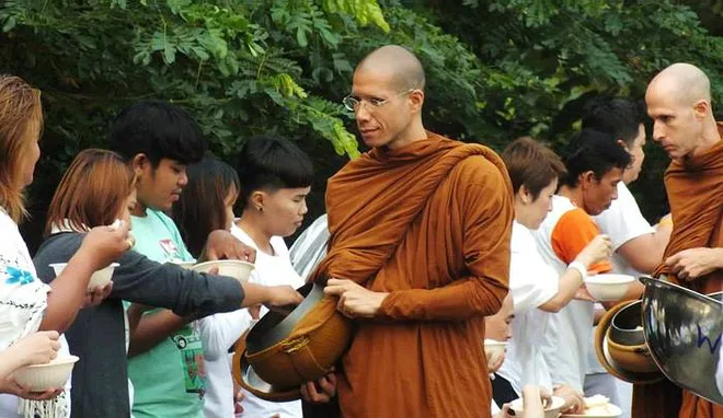 Chẳng màng tới khối tài sản khổng lồ của bố, con trai duy nhất của tỷ phú Malaysia đi khất thực và tìm thấy niềm vui khi tu hành