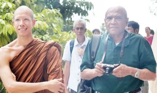 Chẳng màng tới khối tài sản khổng lồ của bố, con trai duy nhất của tỷ phú Malaysia đi khất thực và tìm thấy niềm vui khi tu hành
