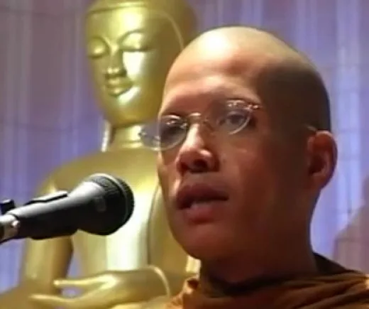 Nhà sư Ajahn Siripanno chính là con trai duy nhất của ông T. Ananda Krishnan, tỷ phú giàu có thứ 2 tại Malaysia.