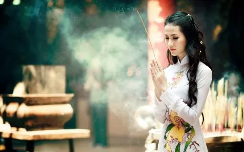 Cần làm gì khi đến chùa?