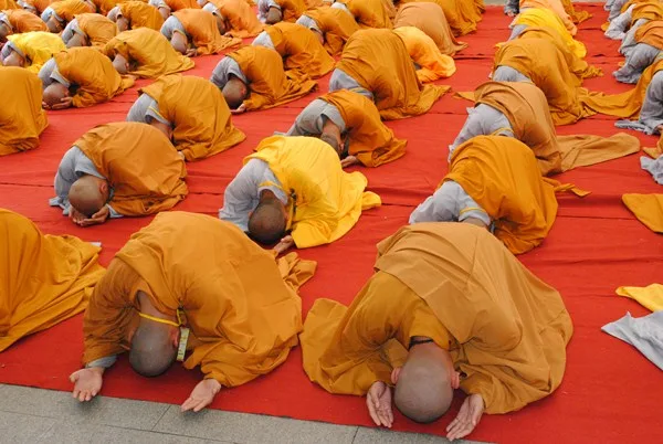 Cần làm gì khi đến chùa?