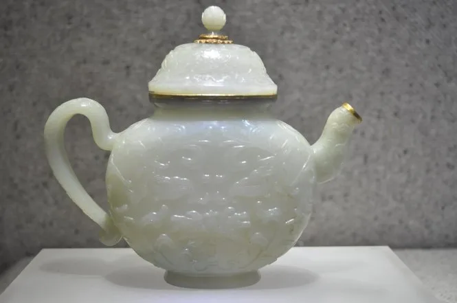 Ấm chạm nổi hoa sen dây bằng ngọc thế kỷ 19-20