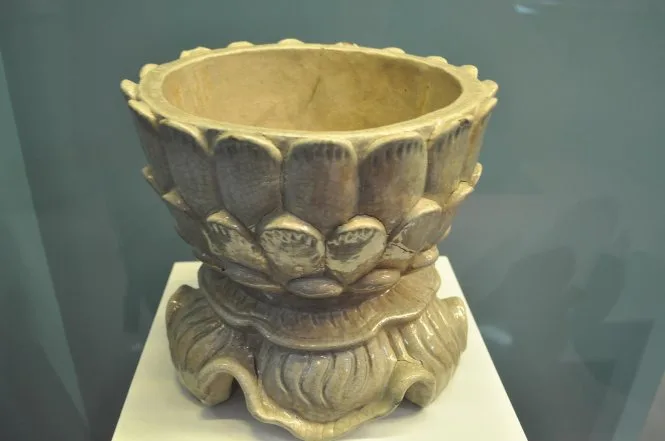 Chiêm ngưỡng sen trên cổ vật
