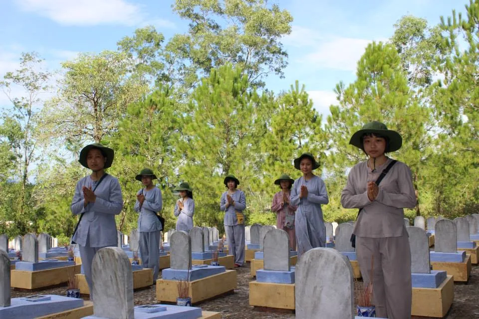 Các bạn thanh niên phật tử viếng nghĩa trang liệt sĩ