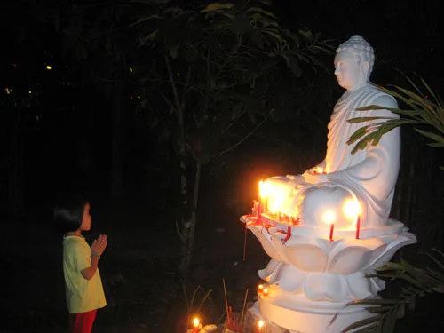 Cần nghiêm túc khi chụp ảnh nơi tôn nghiêm