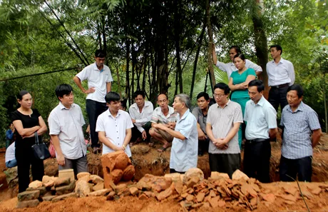 Lãnh đạo huyện Yên Bình, Bảo tàng tỉnh và xã Văn Lãng tham quan công trường đào thám sát di tích chùa Văn Lãng.