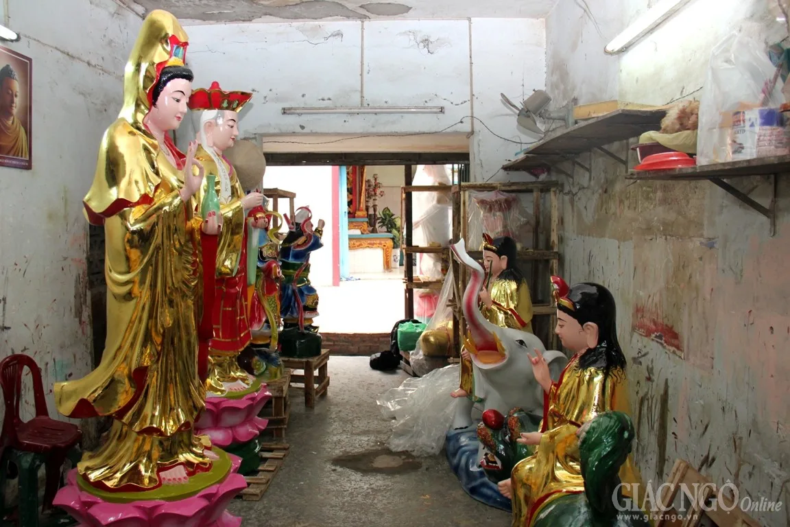 Làng tượng Phật giữ “lửa nghề”