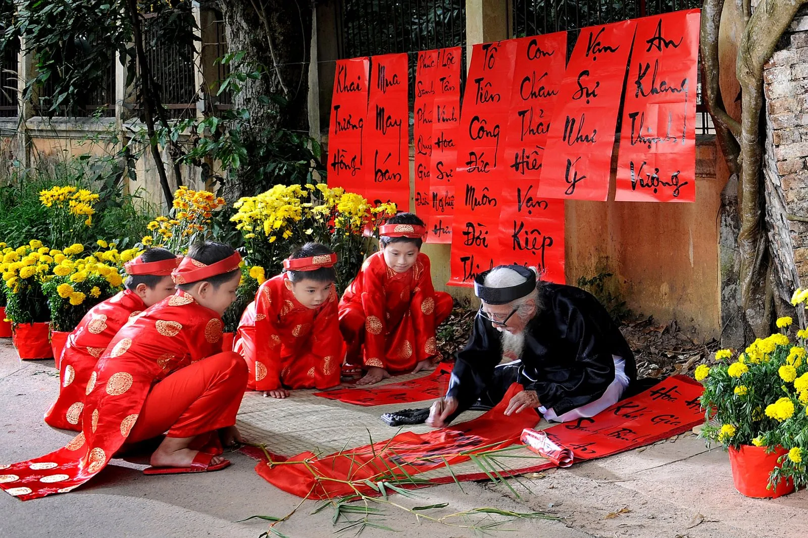 Tết ngoài ngõ