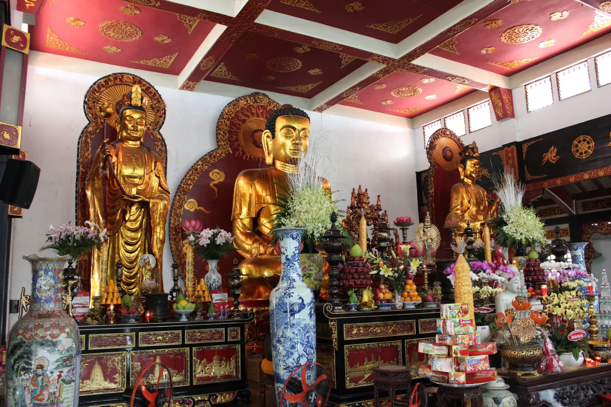 Thay mới các vật dụng thờ cúng