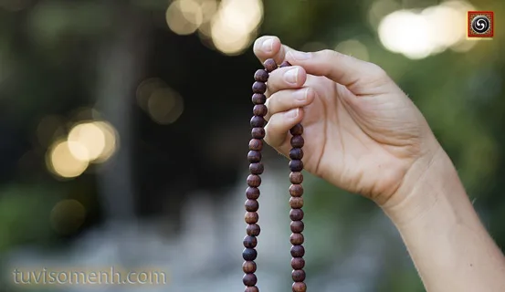 Lấy Đức độ người