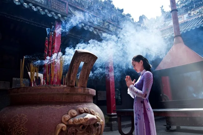 CÚNG DƯỜNG HOA QUẢ, ĐÈN, NƯỚC CÓ Ý NGHĨA GÌ?