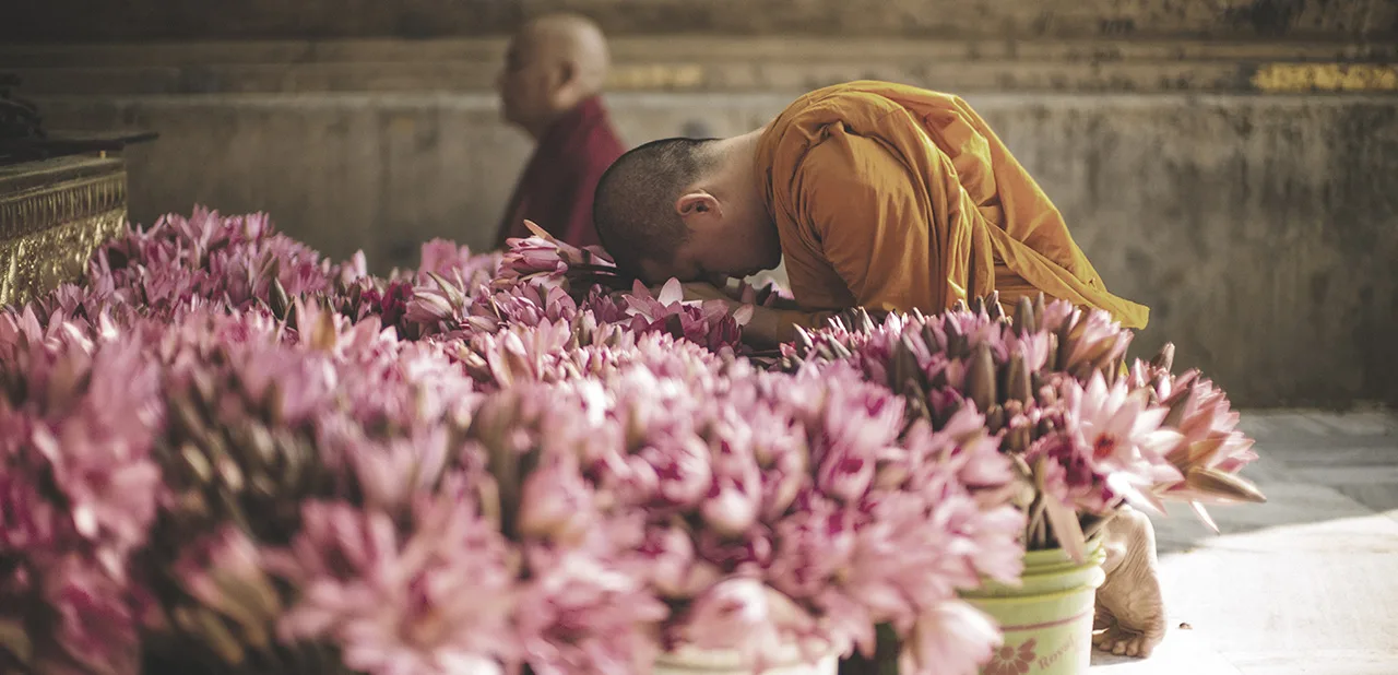 Người tại gia tu Phật