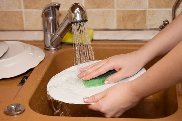 Vì sao ban đêm không nên rửa chén bát?