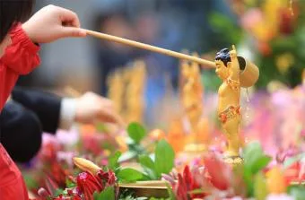 Câu chuyện “tắm Phật”