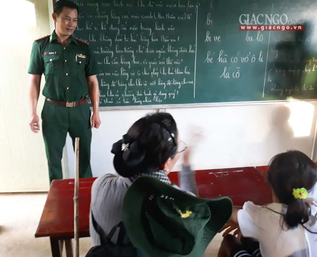 "Thầy giáo" Thượng úy Trần Bình Phục với lớp học tình thương của mình