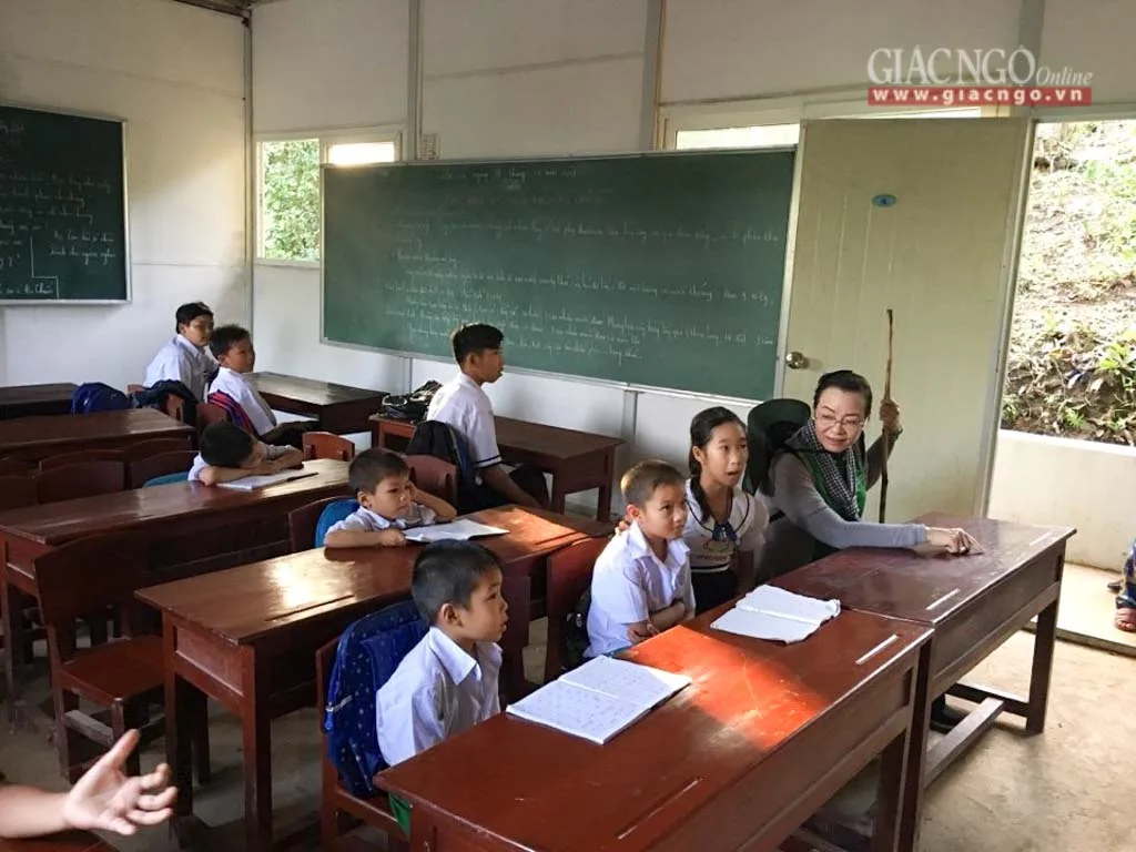Bà Nguyễn Thị Quyết Tâm và lớp học của lũ trẻ con trên đảo Hòn Chuối