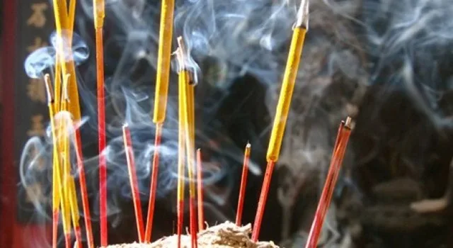 Cách rút tỉa chân nhang, văn khấn lau dọn ban thờ
