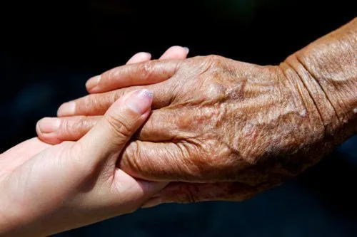 Bạn từng hăng hái giúp người mà quên ba mẹ mình?