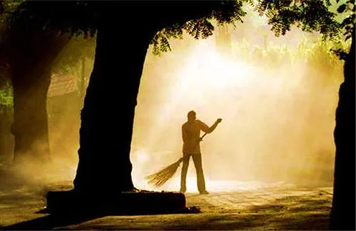 Nữ giám đốc mất việc chỉ bởi một câu nói của “ông lão quét rác”