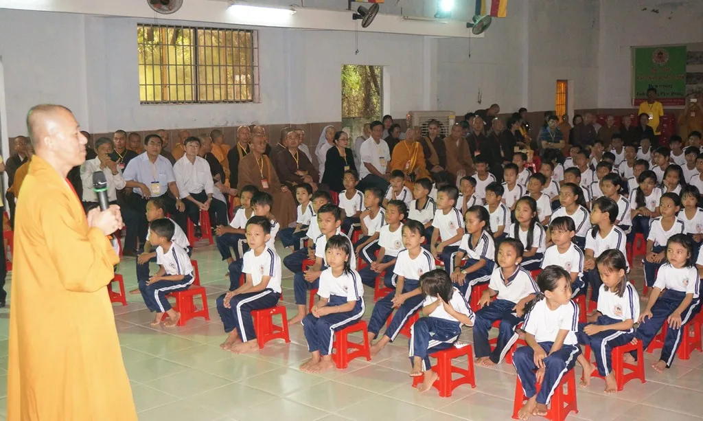 TT.Thích Minh Nhẫn giới thiệu về Trung tâm TTXH Phật Quang