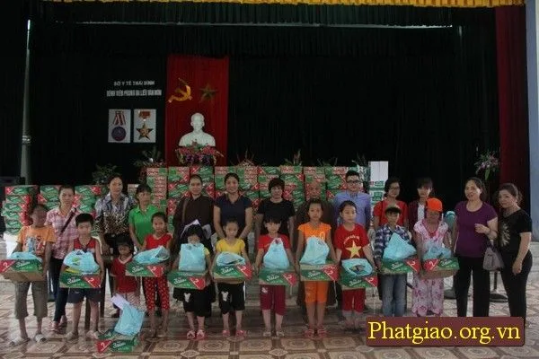 Thái Bình: TT.Thích Thanh Định trao hơn 350 phần quà từ thiện