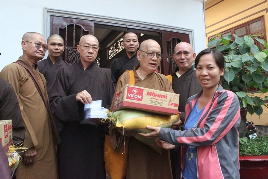 HT.Thích Thiện Tánh tặng quà đến hộ nghèo Q.Tân Bình