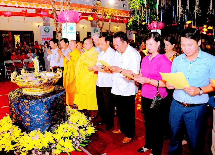 Các quý thầy và lãnh đạo chính quyền địa phương tham dư Đại lễ