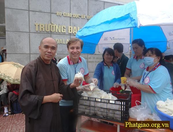 Lâm Đồng: Thanh niên nước ngoài tham gia “tiếp sức mùa thi”