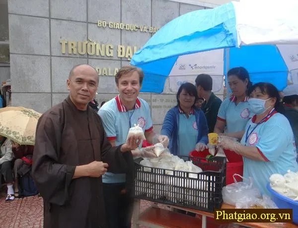 Lâm Đồng: Thanh niên nước ngoài tham gia “tiếp sức mùa thi”