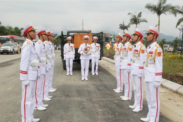 Đoàn nghi lễ rước bát hương anh linh các anh hùng liệt sĩ từ 6 nghĩa trang trên toàn quốc về đến Khu di tích lịch sử Quốc gia 27-7