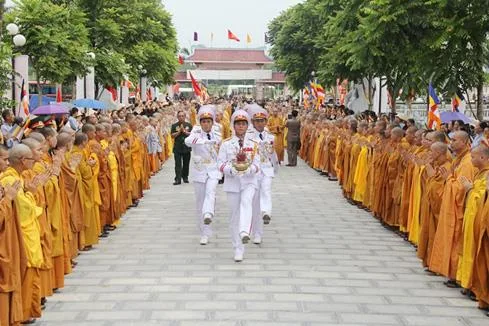 Hàng nghìn tăng ni phật tử đứng ở 2 bên lối đi khi đoàn rước vào bên trong khu di tích.