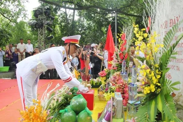 Lễ rước chân linh anh hùng liệt sĩ từ 6 nghĩa trang về bát hương liệt sĩ toàn quốc