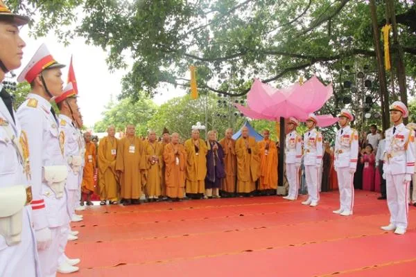 Hòa thượng Thích Thiện Nhơn, Chủ tịch Hội đồng Trị sự Trung ương Giáo hội Phật giáo Việt Nam và các đại biểu trong buổi lễ.