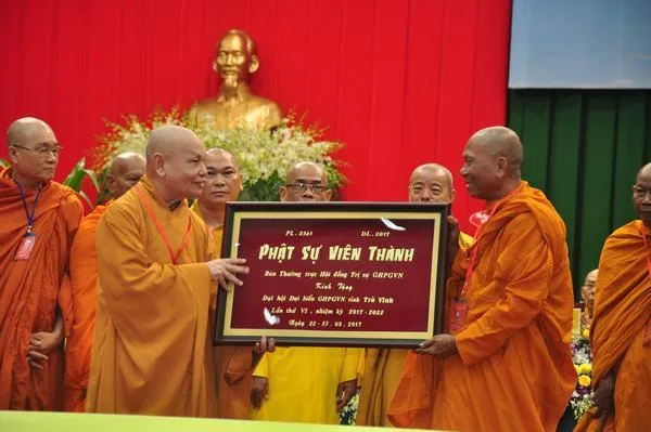 Hòa thượng Chủ tịch HĐTS tặng Bức khánh chúc mừng Đại hội