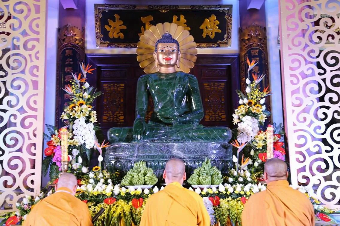 NIỀM VUI VÀ HẠNH PHÚC CỦA PHẬT TỬ THỦ ĐÔ KHI ĐƯỢC CHIÊM BÁI TƯỢNG PHẬT NGỌC HOÀ BÌNH.