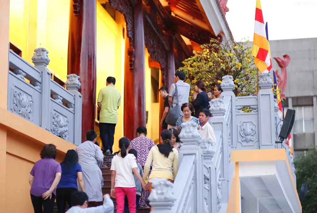 Phật tử đi chùa ngày Tết tại Việt Nam Quốc Tự