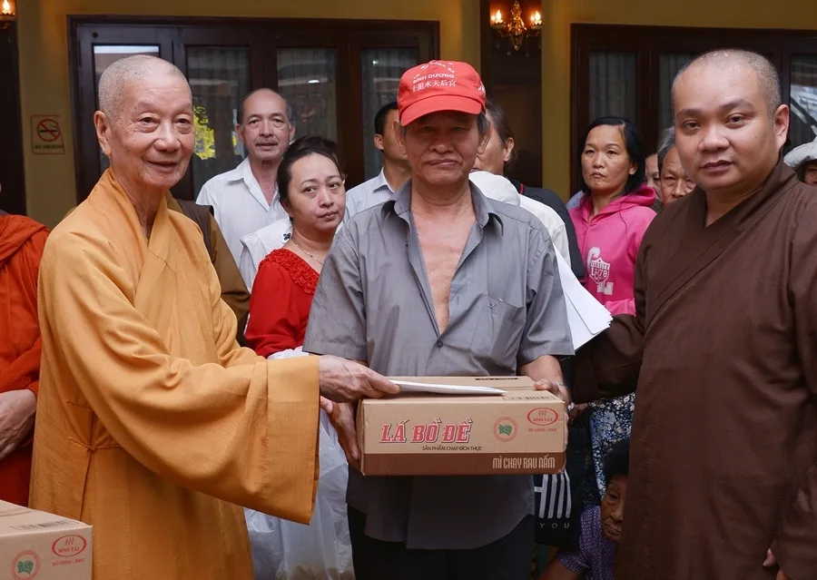 HT.Thích Trí Quảng trao quà đến người nghèo tại Việt Nam Quốc Tự