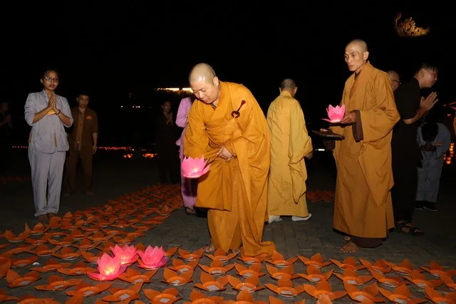 Ninh Bình: Đêm hội hoa đăng cầu Quốc thái Dân an tại chùa Bái Đính