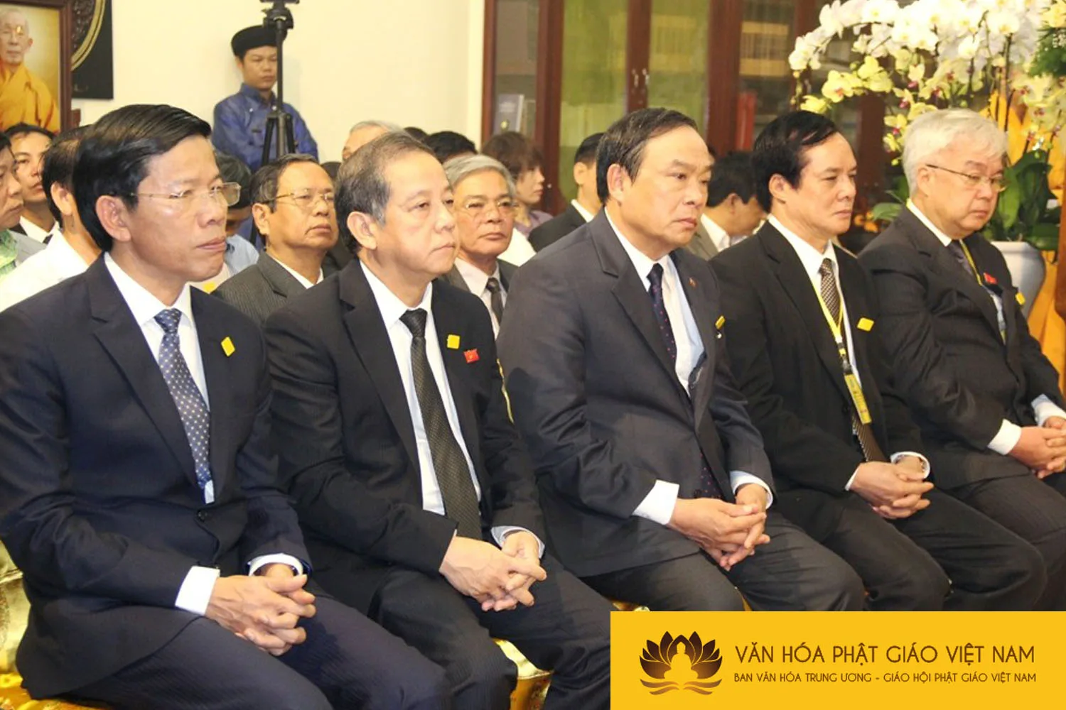 Chư tôn giáo phẩm và đại diện lãnh đạo chính quyền trước Giác linh đài