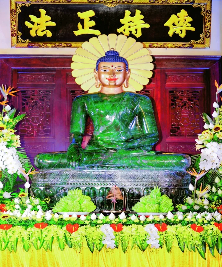 Ngọc Phật hòa Bình Thế Giới được Khai quang tại chùa Yên Phú để Phật tử và Nhân dân tới chiêm bái.