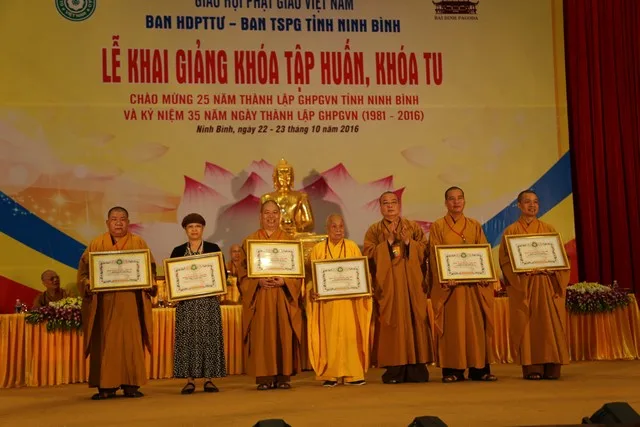 HT.Thích Thanh Nhiễu trao tặng bằng tuyên dương công đức.