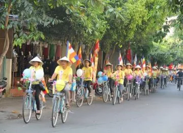 Diễu hành xe đạp mừng Phật đản quanh TP Hội An