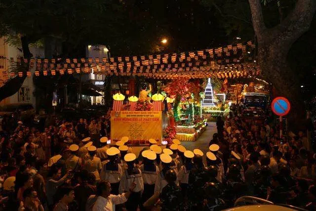 Hà Nội: Hàng nghìn Phật Tử hoan hỉ tham dự Lễ rước Phật đón mừng Phật đản.