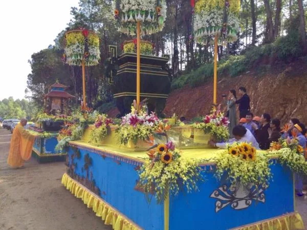 Đoàn xe cung rước