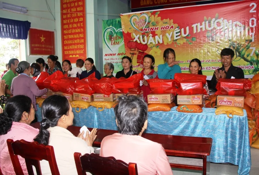 Trao quà Tết tại Thái Bình, Nghệ An, Khánh Hòa