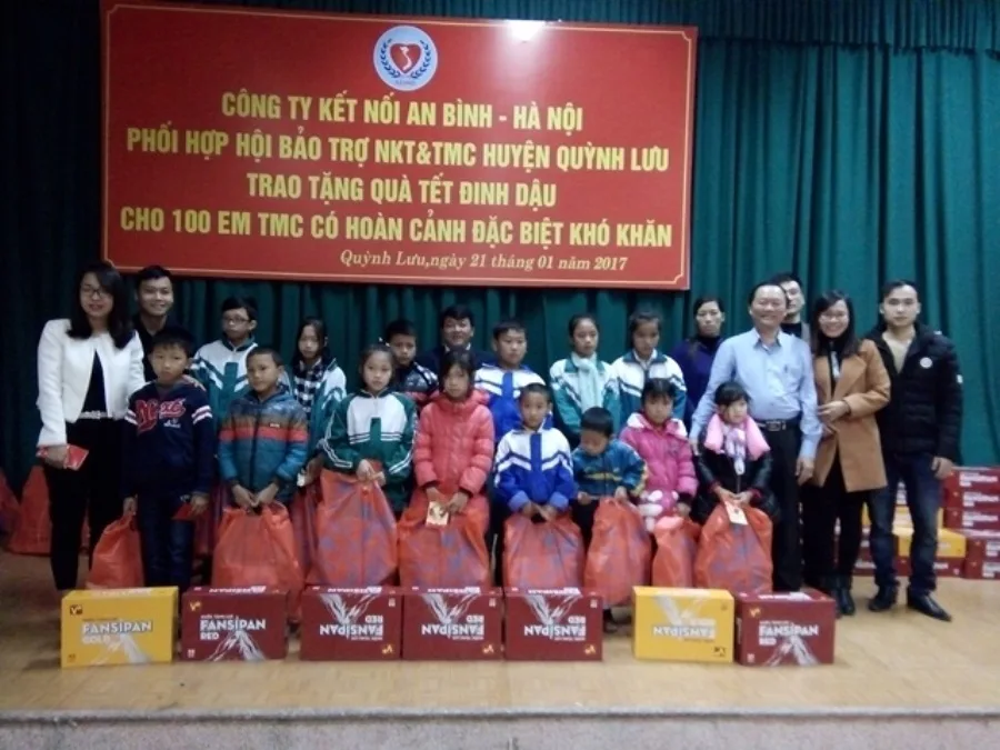 Trao quà đến trẻ mồ côi có hoàn cảnh khó khăn