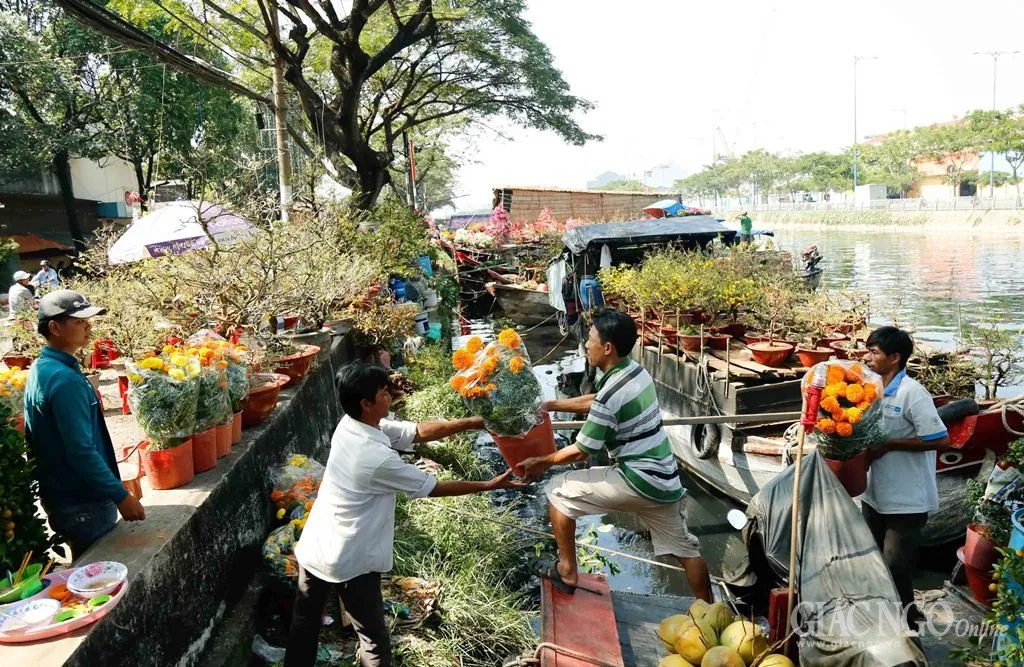 Phật tử tiếp nhận lời dạy của Hòa thượng và xin "y giáo phụng hành"