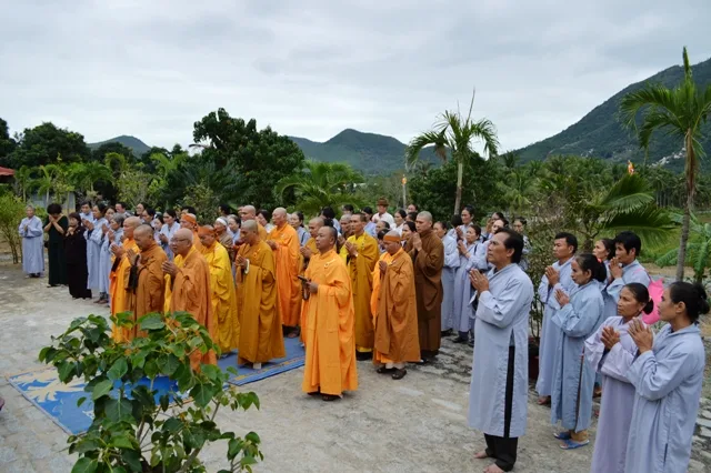 Chư tôn đức và Phật tử nhiễu tháp cố HT.Thích Trí Tâm