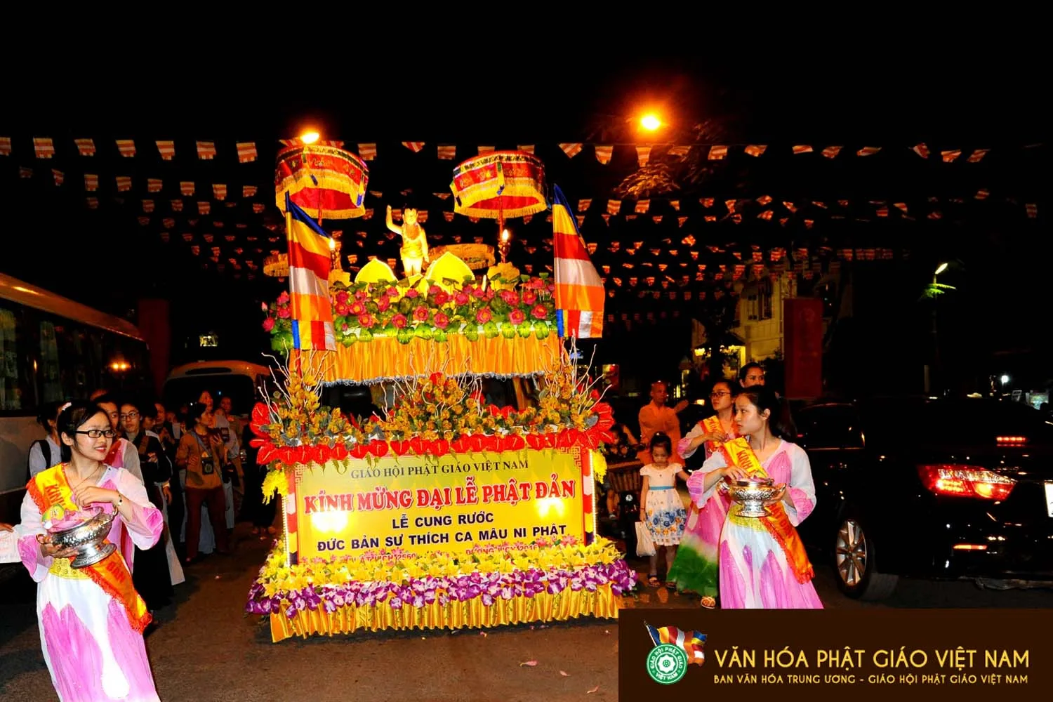 Phóng sự ảnh : Hà Nội Diễu hành xe Hoa Đức Phật Đản sinh,rước Xá Lợi Phật