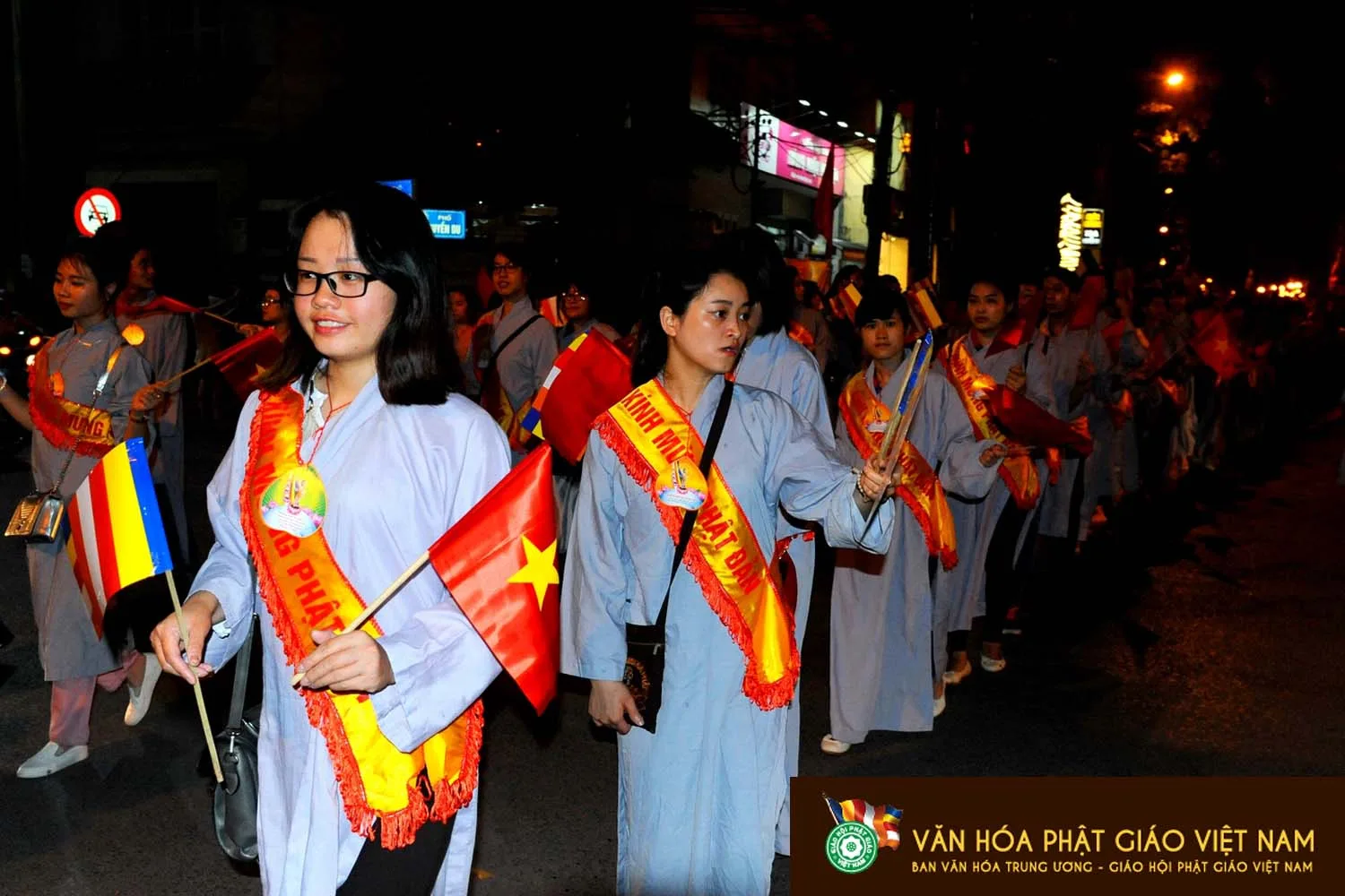 Phóng sự ảnh : Hà Nội Diễu hành xe Hoa Đức Phật Đản sinh,rước Xá Lợi Phật